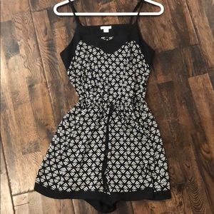 BLACK AND WHITE PATTERNED ROMPER